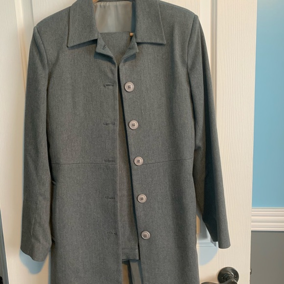 Gray suite - Picture 4 of 5